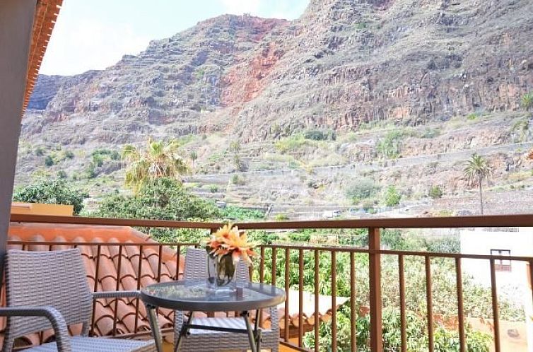 Entspannen Sie sich auf dem Balkon der Apartments Calma Suites in Lepe mit Blick auf die schoenen Berge der Costa de la Luz.