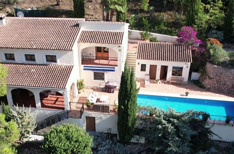 Geniet van het zonovergoten terras bij Huisje in Lliber, een sfeervolle B&B in Lliber, Costa de Valencia, Spanje.