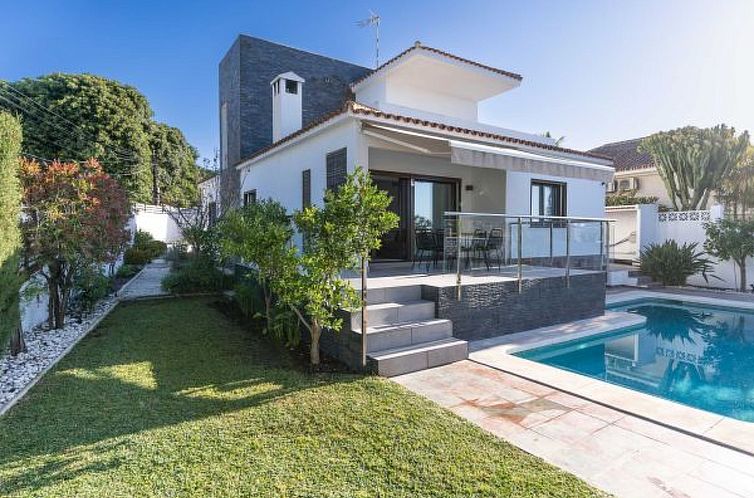 Vakantiehuis Modern Villa close to Costabella beach