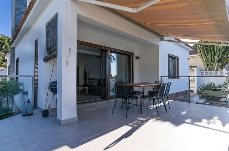 Vakantiehuis Modern Villa close to Costabella beach