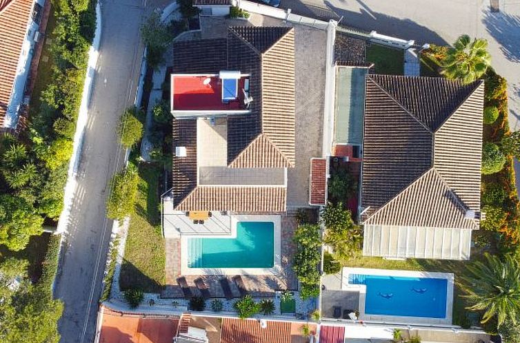 Vakantiehuis Modern Villa close to Costabella beach