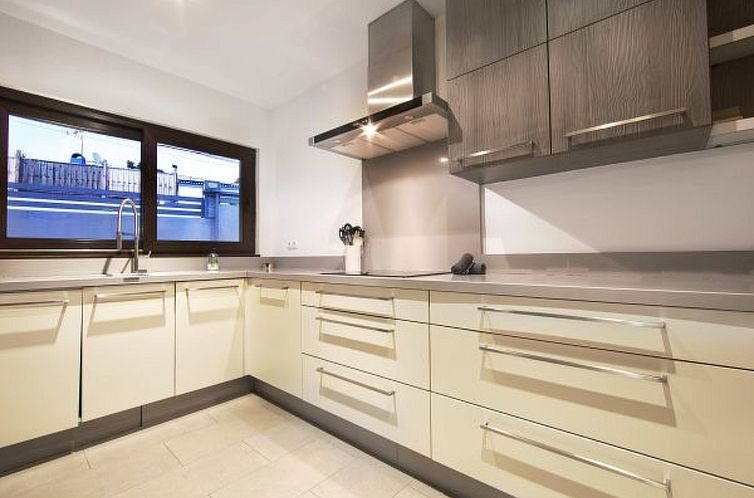 Vakantiehuis Modern Villa close to Costabella beach