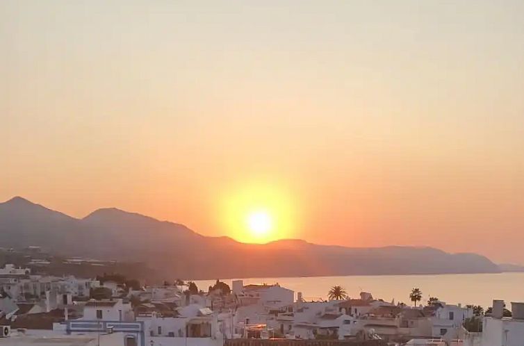 Hartje Nerja -zeezicht+strand 3 min.