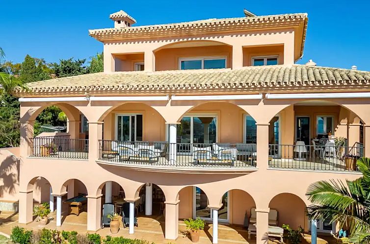 Luxe villa met panoramisch zeezicht