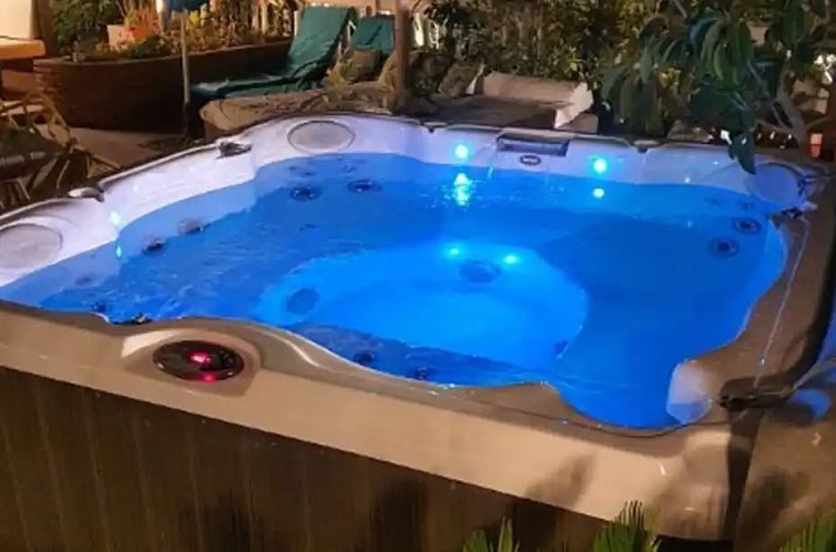 Strand 2 minuten lopen + verwarmd zwembad + jacuzzi
