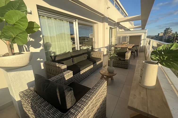 Entspannen Sie sich auf dem geraeumigen Balkon von Casa Mijas, einer Wohnung in La Cala de Mijas, Costa del Sol, mit Blick auf die Umgebung.