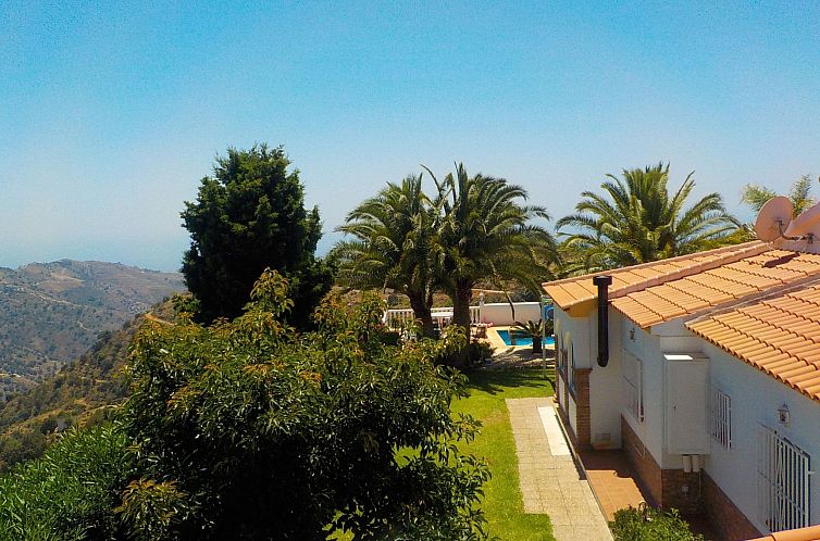 Vakantiehuis Casa Palmeras in Sayalonga mit Gepflegtem Garte