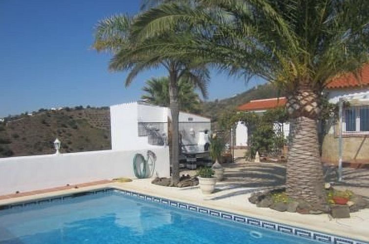 Vakantiehuis Casa Palmeras in Sayalonga mit Gepflegtem Garte