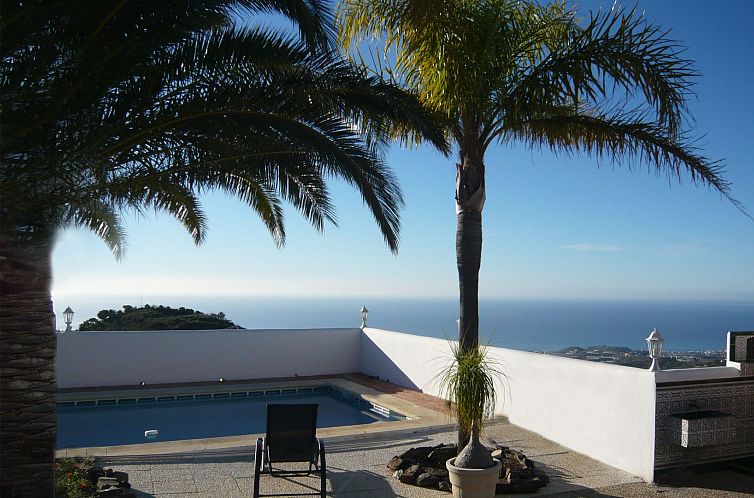 Vakantiehuis Casa Palmeras in Sayalonga mit Gepflegtem Garte