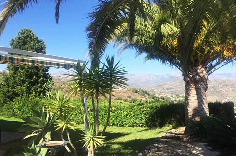 Vakantiehuis Casa Palmeras in Sayalonga mit Gepflegtem Garte