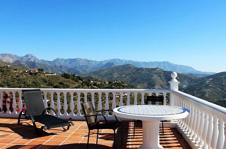 Vakantiehuis Casa Palmeras in Sayalonga mit Gepflegtem Garte