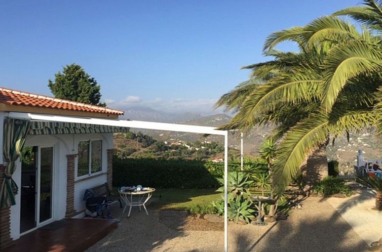 Vakantiehuis Casa Palmeras in Sayalonga mit Gepflegtem Garte