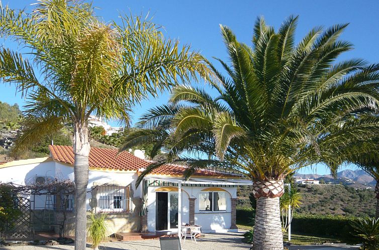 Vakantiehuis Casa Palmeras in Sayalonga mit Gepflegtem Garte