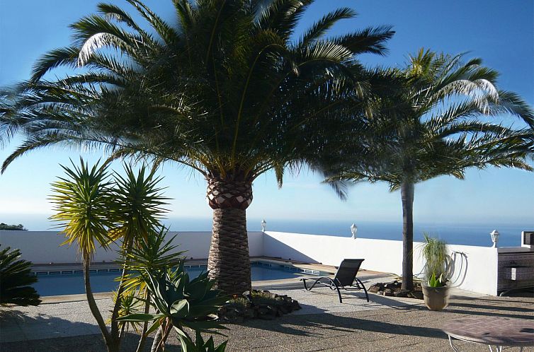 Vakantiehuis Casa Palmeras in Sayalonga mit Gepflegtem Garte