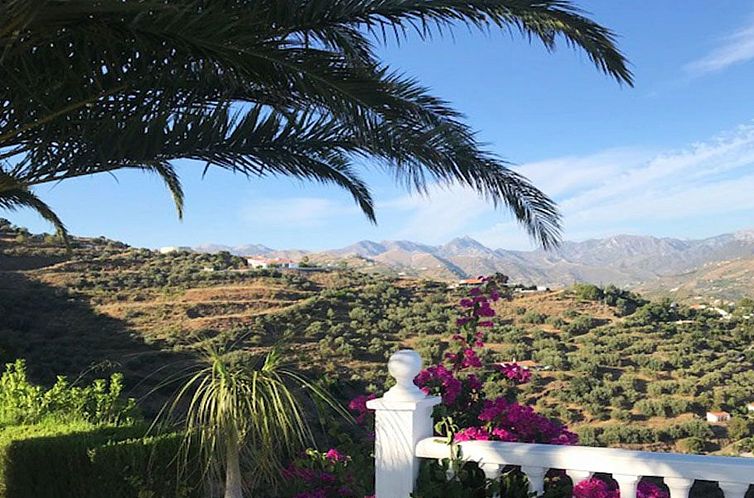 Vakantiehuis Casa Palmeras in Sayalonga mit Gepflegtem Garte