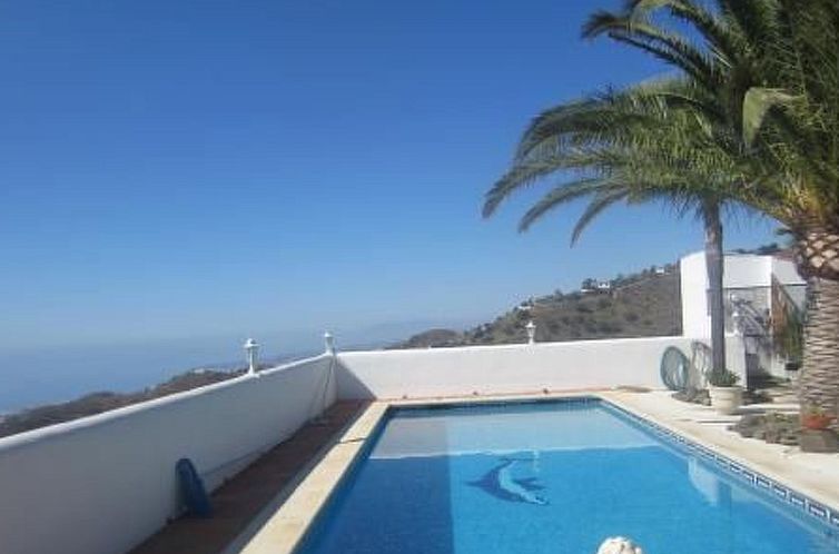 Vakantiehuis Casa Palmeras in Sayalonga mit Gepflegtem Garte