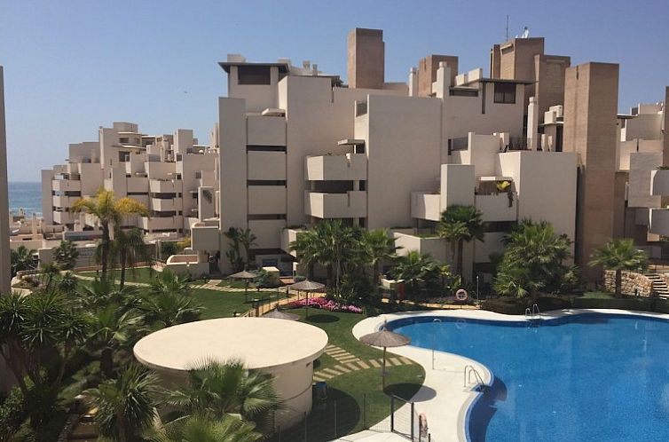 Geniessen Sie die moderne Architektur und den einladenden Swimmingpool in Elizabeth's Residence, einem Ferienhaus in Estepona, Spanien.