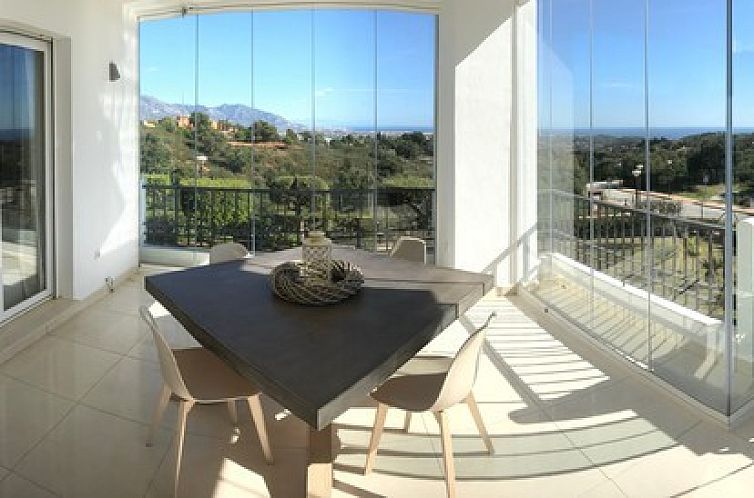 Entspannen Sie sich auf dem sonnenverwoehnten Balkon von VSSpanje, einer Wohnung in Ojen an der Costa del Sol, mit endlosem Blick.