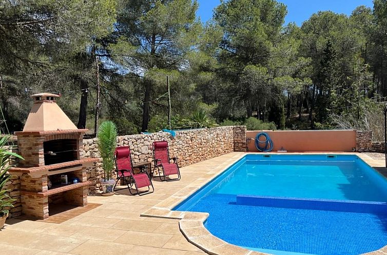 Relax by the pool of Casa del Jabali - cabana l'oliva, a serene chalet in Tivissa, Costa Dorada, surrounded by nature.