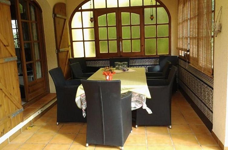Vakantiehuis Ferienhaus mit Pool am Meer