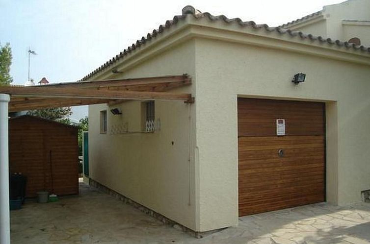 Vakantiehuis Ferienhaus mit Pool am Meer