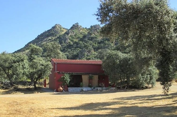 Rustiek vakantiehuisje in Montanchez, Extremadura, Spanje, gelegen tussen de weelderige heuvels en natuurlijke schoonheid.