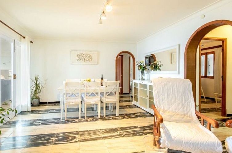 Appartement "Voramar Baix" mit Terrasse