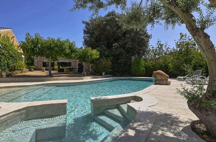 Vakantiehuis Romantisches Ferienhaus mit Jacuzzi im Freien