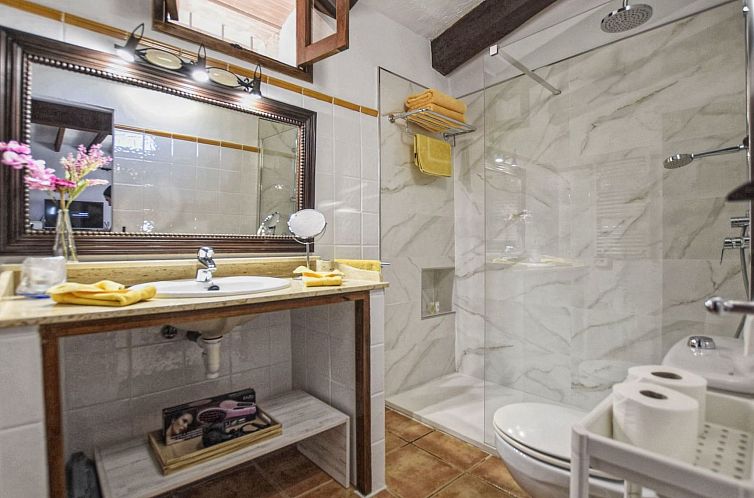 Vakantiehuis Romantisches Ferienhaus mit Jacuzzi im Freien