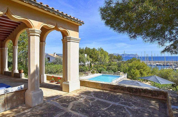 Vakantiehuis Beeindruckende Villa mit Meerblick und Schwimmb