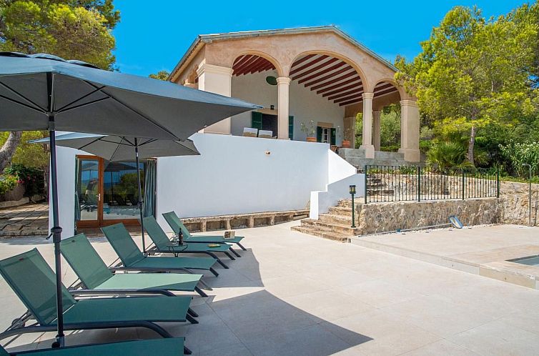 Vakantiehuis Beeindruckende Villa mit Meerblick und Schwimmb