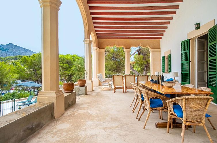 Vakantiehuis Beeindruckende Villa mit Meerblick und Schwimmb