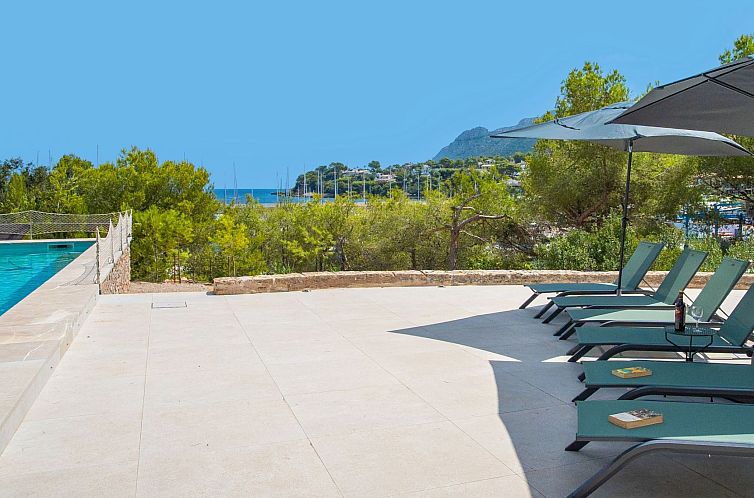 Vakantiehuis Beeindruckende Villa mit Meerblick und Schwimmb