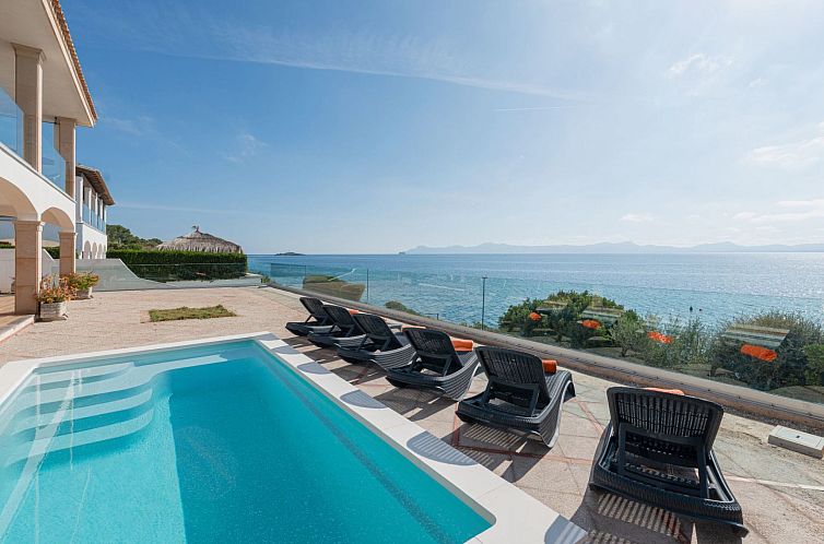 Vakantiehuis Verträumte Villa mit privatem Pool und Liegewi