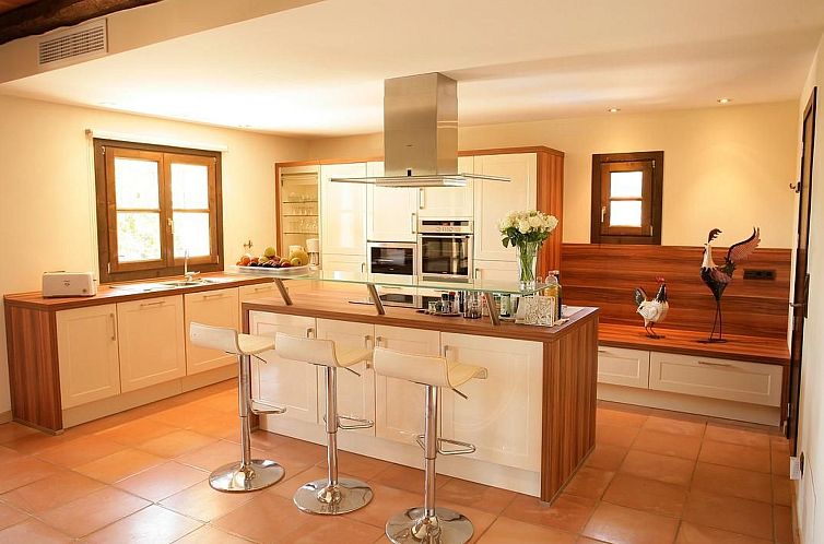 Vakantiehuis mit großem Pool,  parkähnlichen Garten