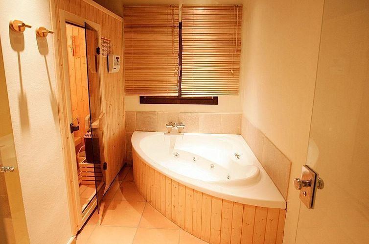 Vakantiehuis mit großem Pool,  parkähnlichen Garten