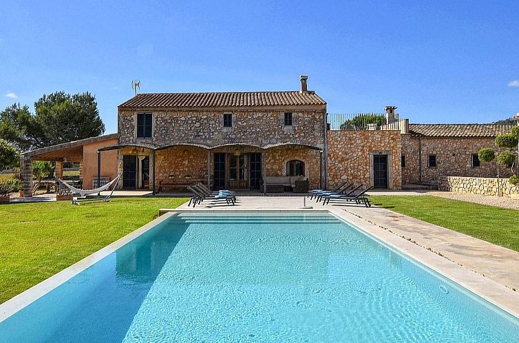 Vakantiehuis Luxuriöse Finca im modernen Stil mit Pool und 