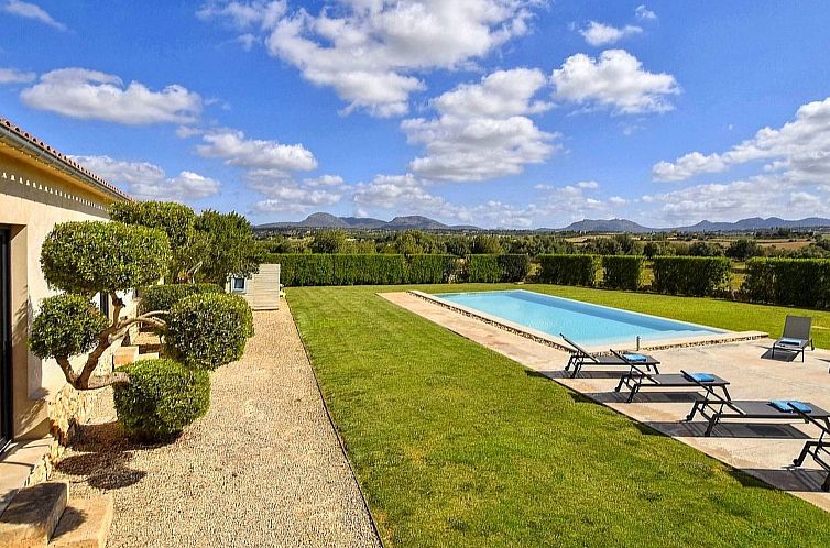 Vakantiehuis Luxuriöse Finca im modernen Stil mit Pool und 