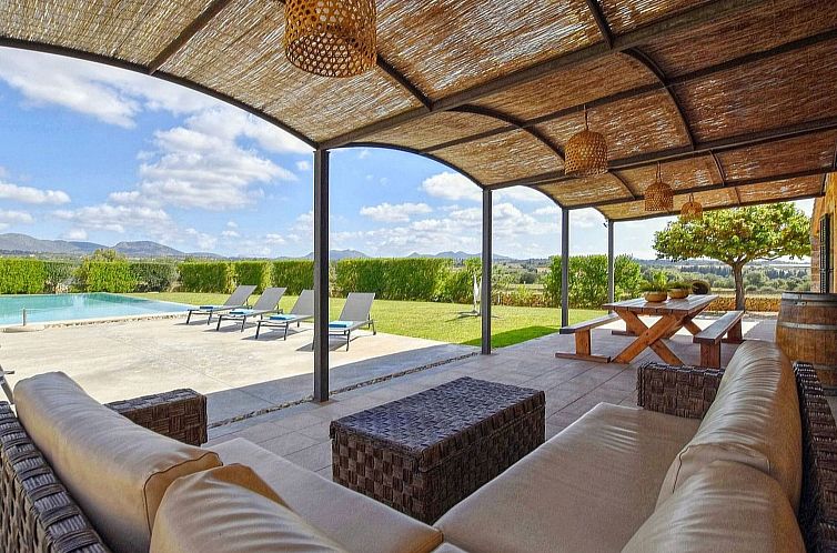 Vakantiehuis Luxuriöse Finca im modernen Stil mit Pool und 