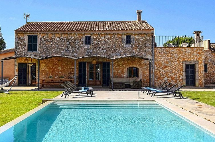 Vakantiehuis Luxuriöse Finca im modernen Stil mit Pool und 