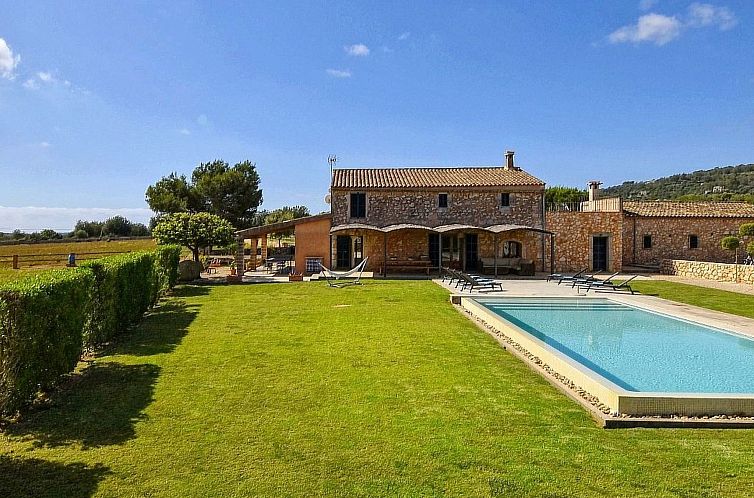 Vakantiehuis Luxuriöse Finca im modernen Stil mit Pool und 