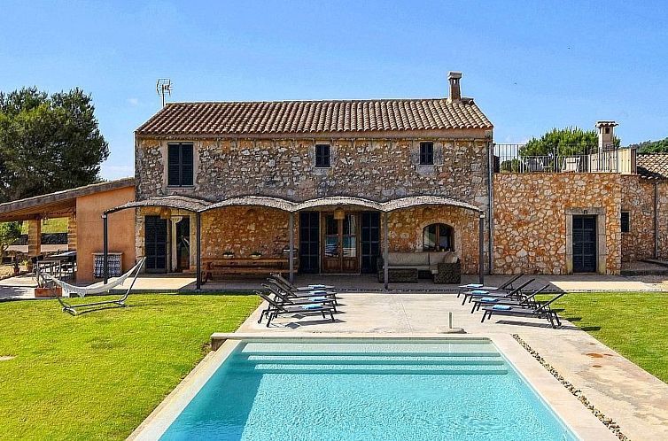 Vakantiehuis Luxuriöse Finca im modernen Stil mit Pool und 