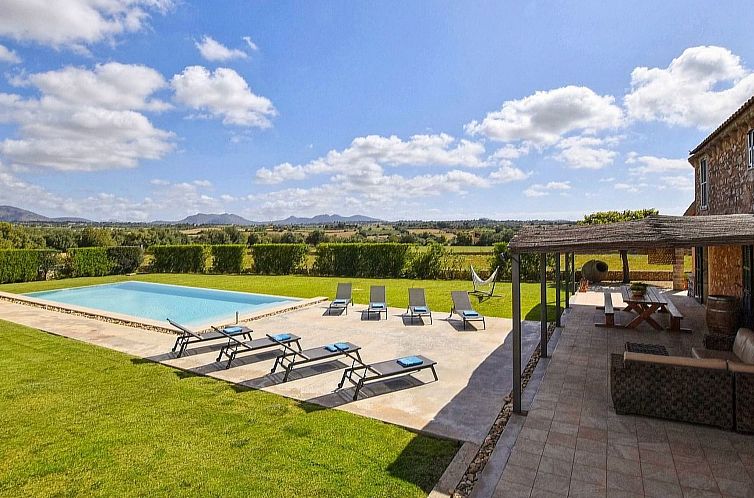 Vakantiehuis Luxuriöse Finca im modernen Stil mit Pool und 