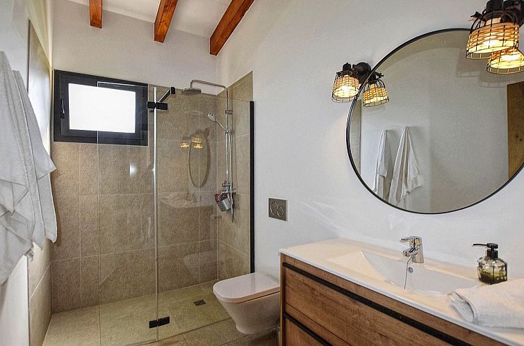 Vakantiehuis Luxuriöse Finca im modernen Stil mit Pool und 