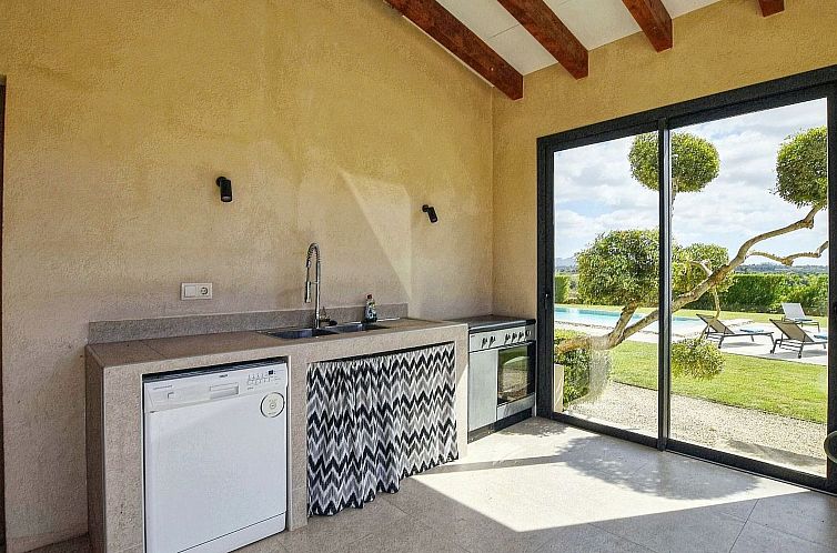 Vakantiehuis Luxuriöse Finca im modernen Stil mit Pool und 