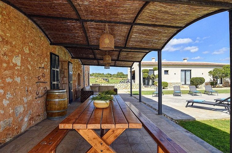 Vakantiehuis Luxuriöse Finca im modernen Stil mit Pool und 