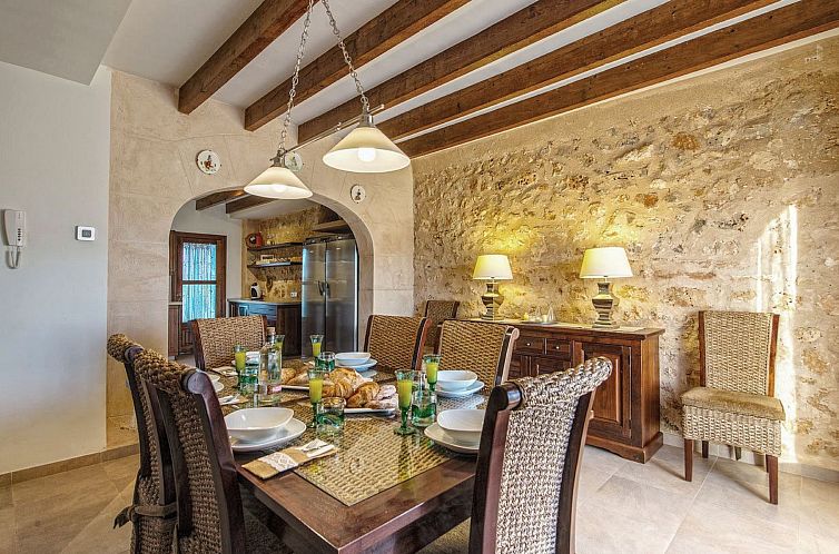 Vakantiehuis Luxuriöse Finca im modernen Stil mit Pool und 