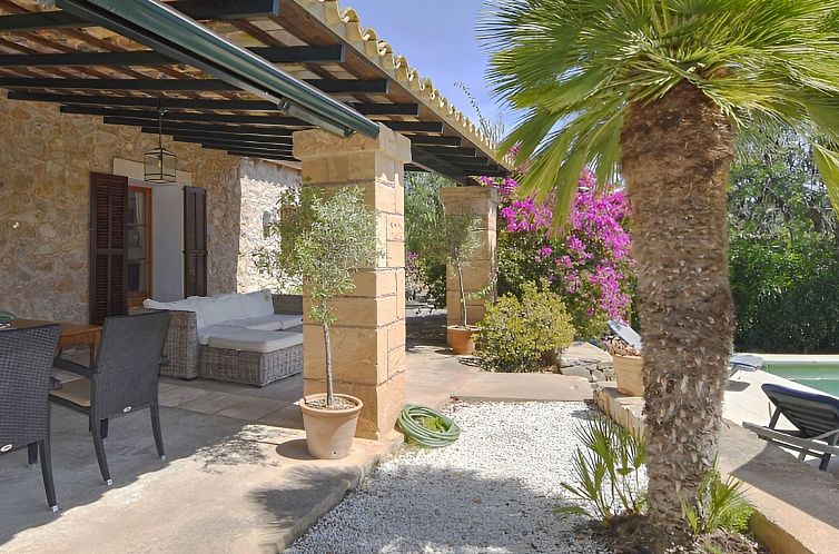 Vakantiehuis Finca mit Bergblick, Schwimmbad und Klimaanlage