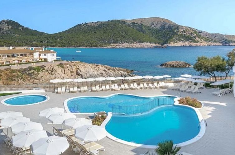 Entspannen Sie sich am Pool der Apartments Guya Playa in Cala Ratjada, Mallorca, mit herrlichem Blick auf das Mittelmeer.