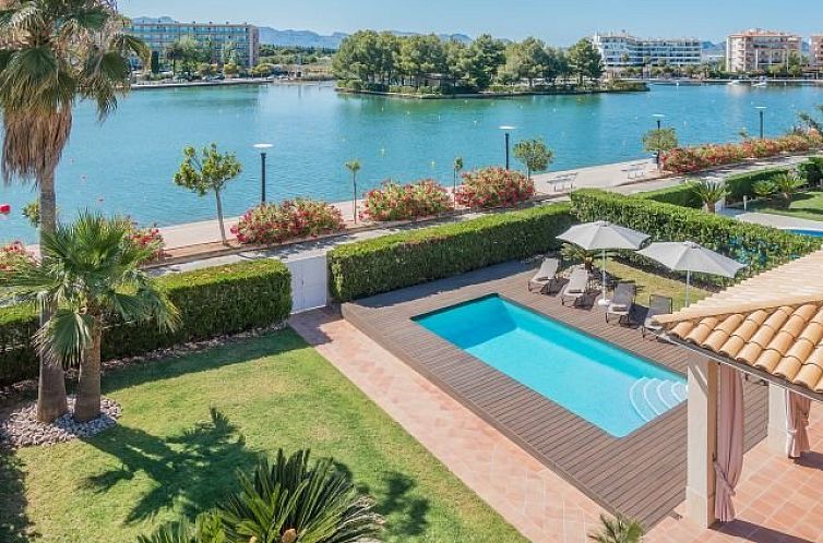 Ansichten der Villa Montelago in Port Alcudia, Mallorca, mit Pool und Wasserfront.